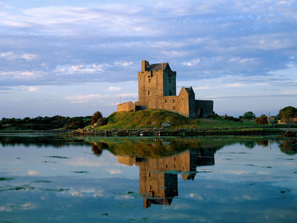 Dunguaire_Castle_Kinvara_County_Clare_Ireland_1024
