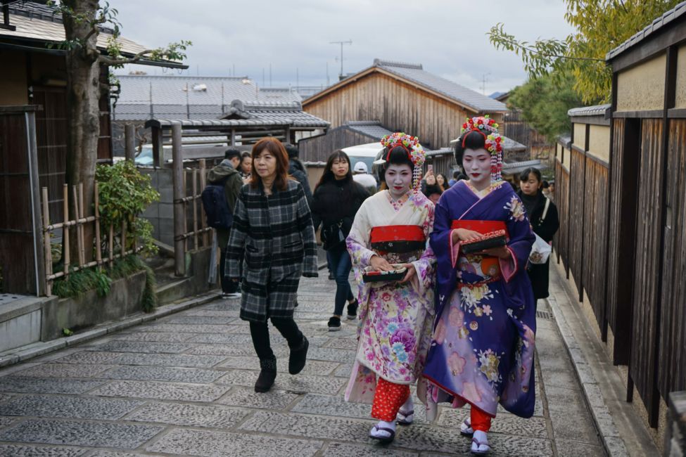 geishas walking streets