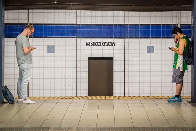 tourist using nyc subway